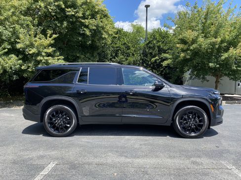 Used 2026 Chevrolet Traverse LT w/ Midnight/Sport Edition FWD image 10