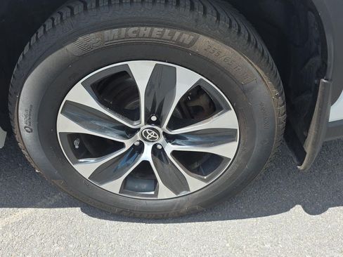 Used 2022 Toyota Highlander XLE AWD/4WD image 4