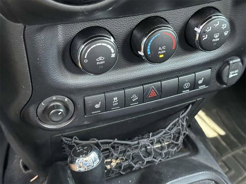 Used 2015 Jeep Wrangler Unlimited Sahara image 28