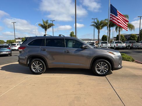 Used 2018 Toyota Highlander XLE FWD image 4