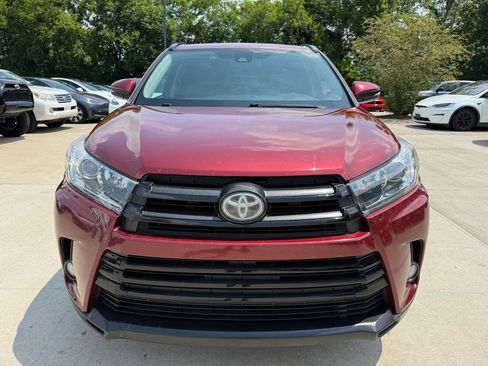 Used 2017 Toyota Highlander SE FWD image 2