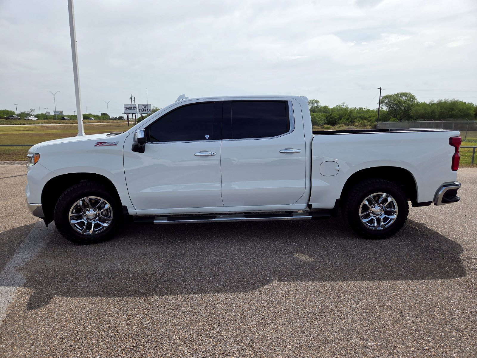 Used 2025 Chevrolet Silverado 1500 LTZ w/ Z71 Off-Road Package AWD/4WD image 4