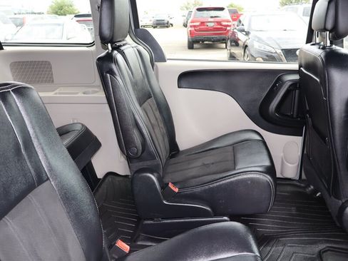 Used 2019 Dodge Grand Caravan SXT FWD image 17