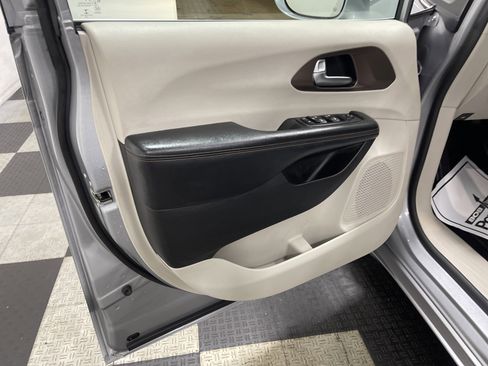 Used 2019 Chrysler Pacifica Touring Plus w/ Tire & Wheel Group image 10