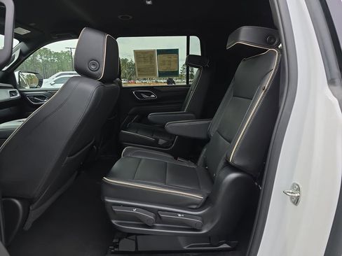 Used 2023 Chevrolet Suburban Premier image 19