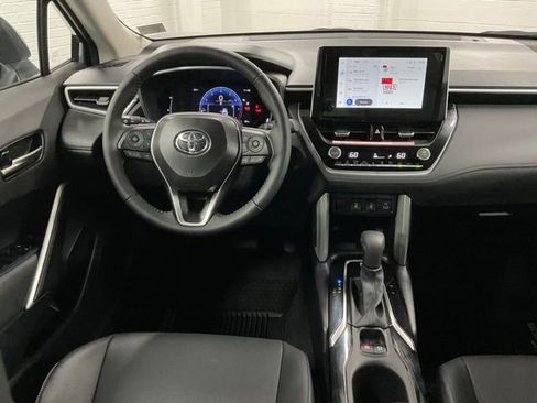 Used 2025 Toyota Corolla Cross XLE w/ Convenience Package image 17