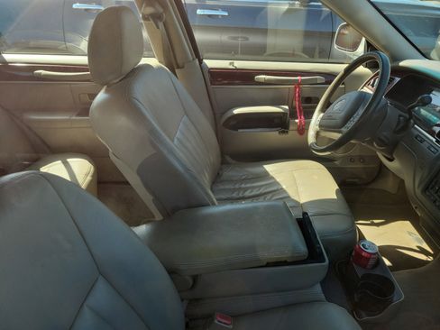 Used 2004 Lincoln Town Car Executive image 10