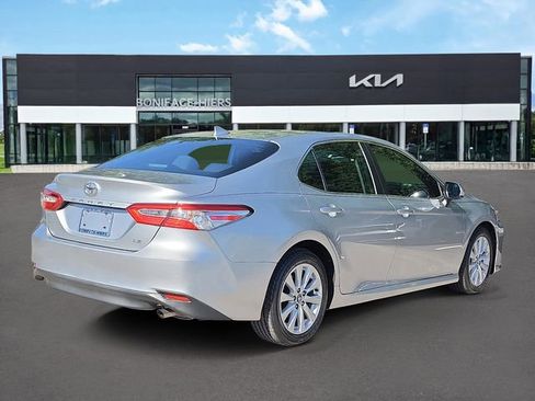 Used 2020 Toyota Camry LE FWD image 3