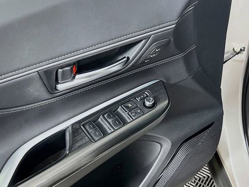 Used 2021 Toyota Venza Limited image 17