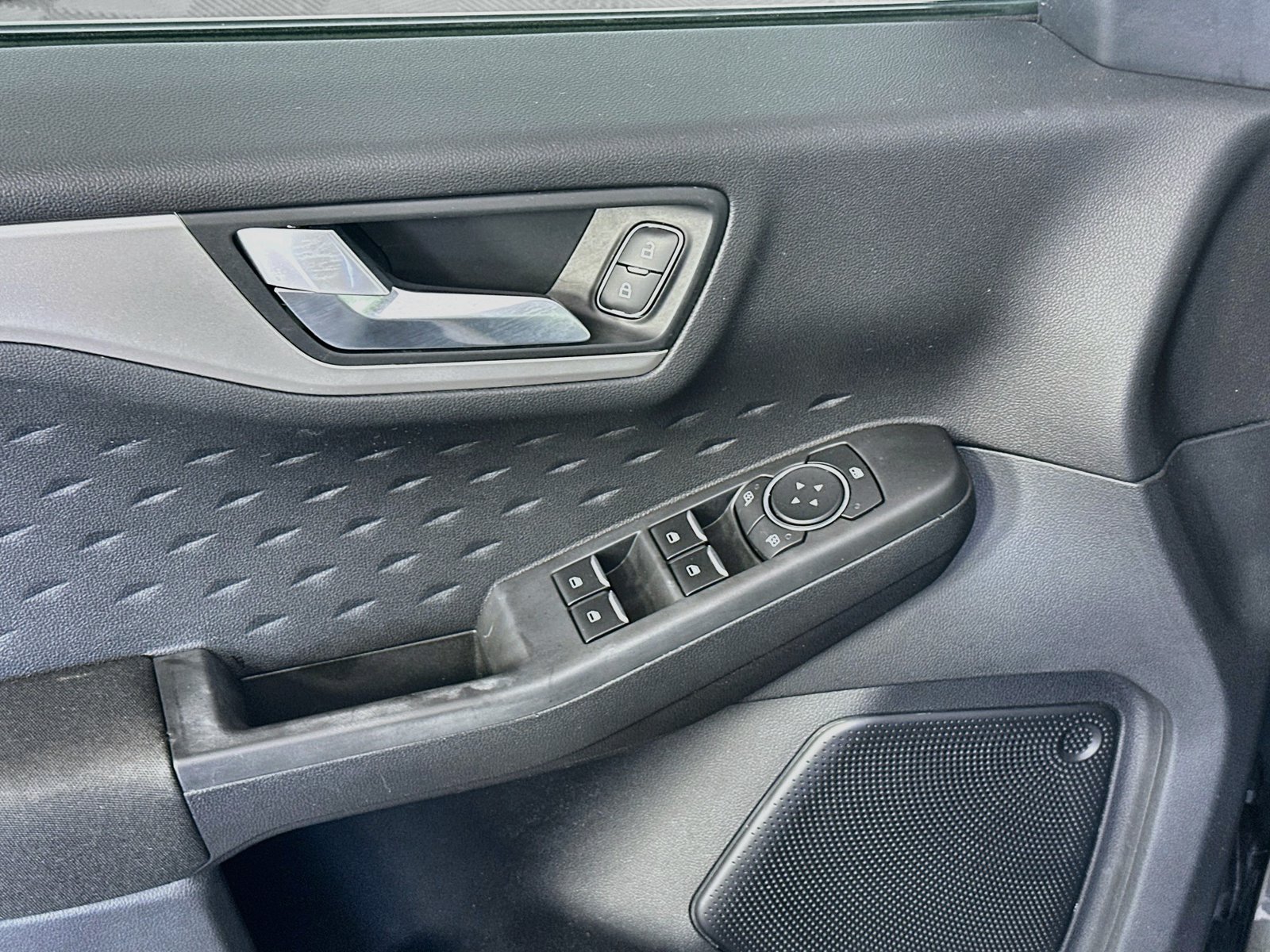 Used 2020 Ford Escape SE FWD image 17
