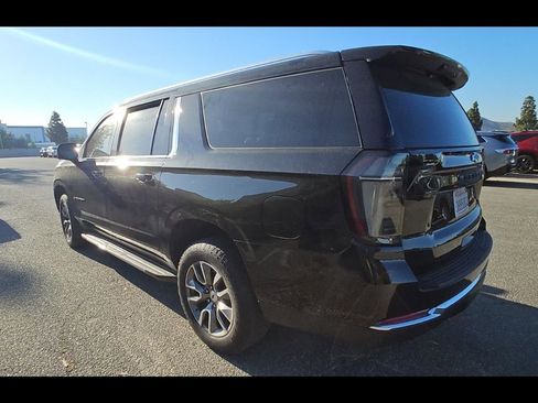 Used 2025 Chevrolet Suburban LT w/ Comfort Package RWD image 4