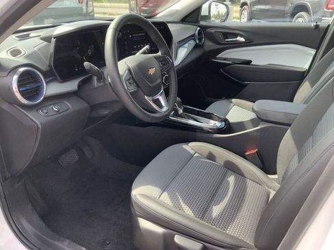 Used 2025 Chevrolet Trax LT w/ LT Convenience Package FWD image 20