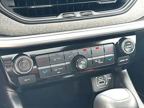 Used 2025 Jeep Compass Latitude w/ Sun & Sound Group AWD/4WD image 34