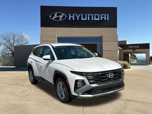 Certified 2025 Hyundai Tucson SE FWD image 1