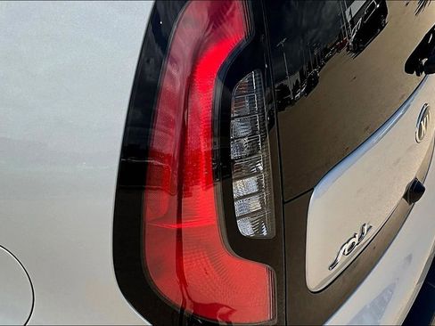 Used 2016 Kia Soul + image 24