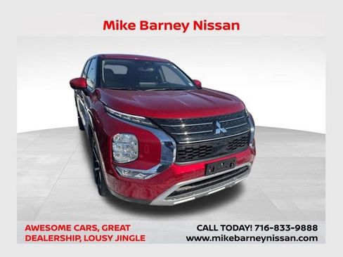 Used 2023 Mitsubishi Outlander SE image 1