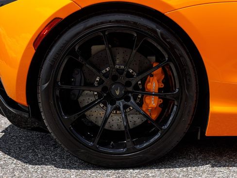 Used 2025 McLaren Artura Spider RWD image 18