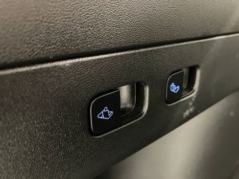 Used 2022 Tesla Model Y Long Range image 33