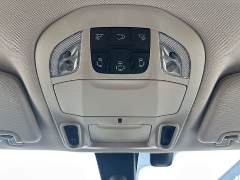Used 2020 Chrysler Pacifica Limited FWD image 37