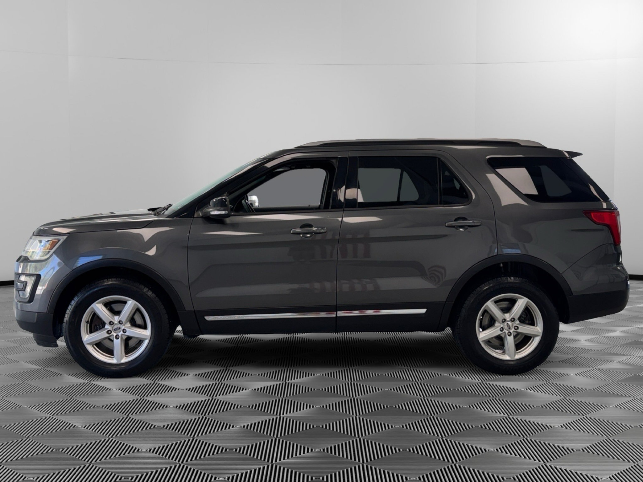Used 2016 Ford Explorer XLT w/ Equipment Group 202A AWD/4WD image 5