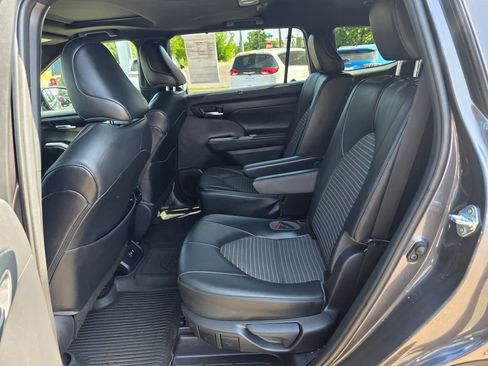 Used 2021 Toyota Highlander XSE image 9