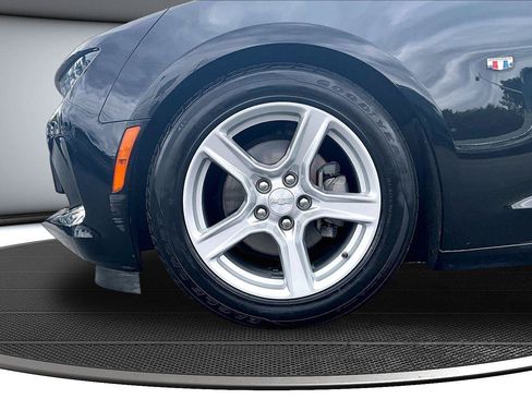 Used 2018 Chevrolet Camaro LT RWD image 31