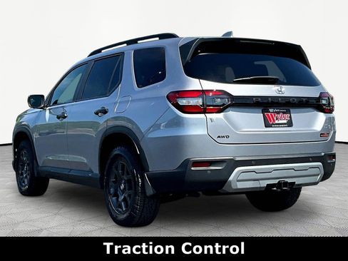 Used 2024 Honda Pilot TrailSport image 4