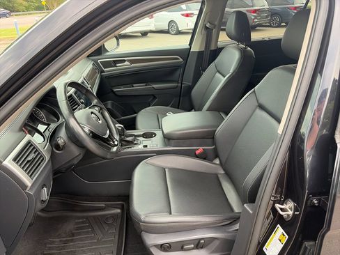 Used 2019 Volkswagen Atlas SE w/ Panoramic Sunroof Package FWD image 12