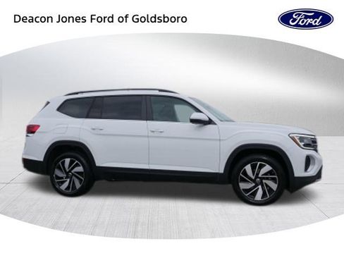 Used 2024 Volkswagen Atlas SE image 2