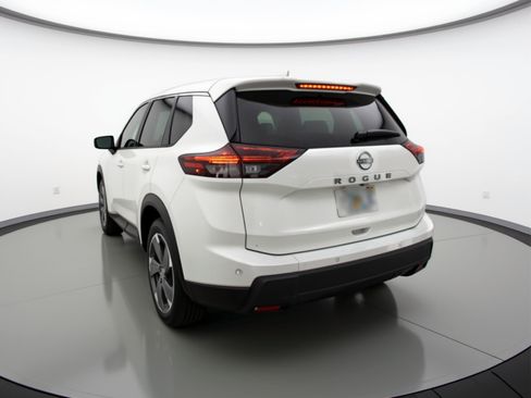 Used 2025 Nissan Rogue SV image 6