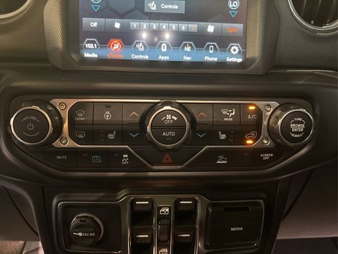 Used 2022 Jeep Wrangler Unlimited Sahara w/ Cold Weather Group AWD/4WD image 30