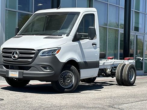 Used 2024 Mercedes-Benz Sprinter 4500 image 2