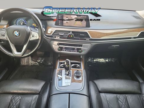 Used 2018 BMW 750i image 24