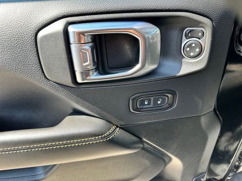 Used 2025 Jeep Wrangler Unlimited Sahara image 18