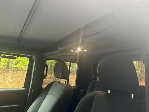 Used 2021 Jeep Gladiator Sport AWD/4WD image 8