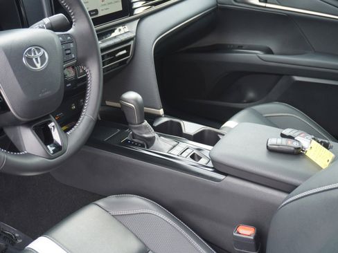 Used 2025 Toyota Camry SE FWD image 20