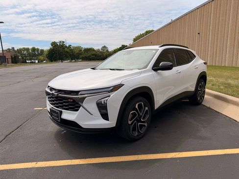Used 2026 Chevrolet Trax RS FWD image 3