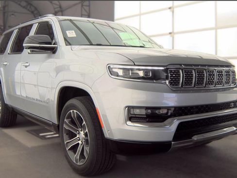 Used 2023 Jeep Grand Wagoneer 4WD w/ Convenience Group III image 4