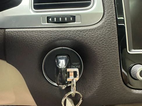 Used 2015 Volkswagen Touareg VR6 AWD/4WD image 17