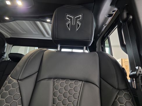 New 2025 Jeep Gladiator Rubicon w/ Convenience Group image 19