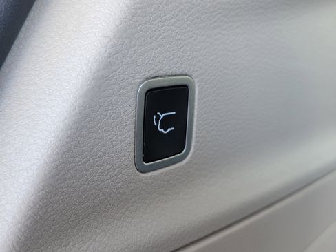 Used 2017 Chrysler Pacifica Touring-L image 9