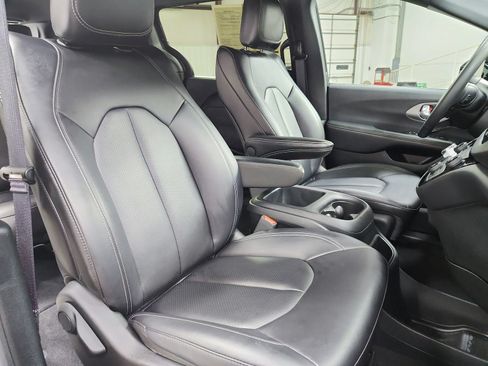 Used 2025 Chrysler Pacifica Select FWD image 45