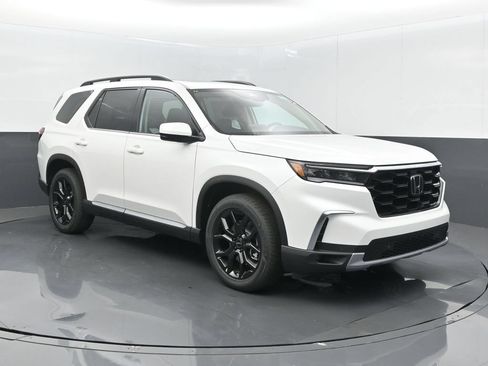 Used 2025 Honda Pilot Touring image 1
