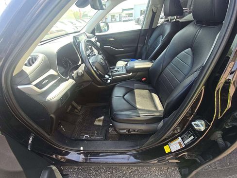 Used 2020 Toyota Highlander XLE AWD/4WD image 5