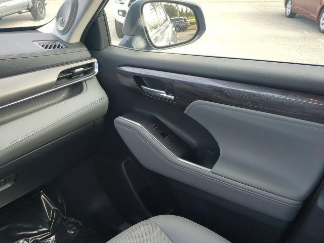 Used 2024 Toyota Highlander Limited FWD image 20