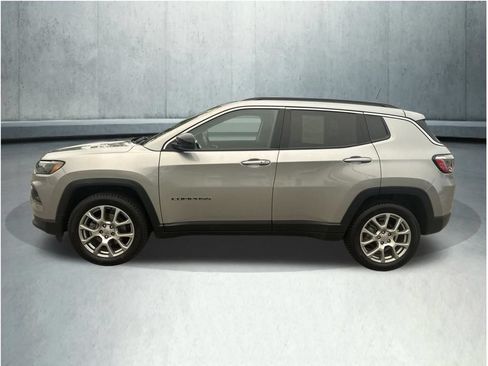 Used 2022 Jeep Compass Latitude AWD/4WD image 2