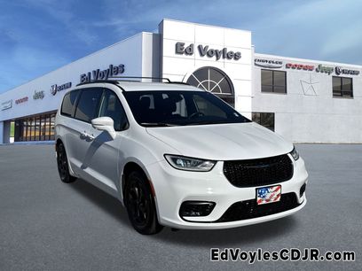 Used 2021 Chrysler Pacifica Touring-L w/ Uconnect Theater Family Group