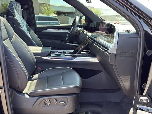 Used 2025 Cadillac Escalade ESV Premium Luxury w/ LPO, Floor Liner Package AWD/4WD image 20
