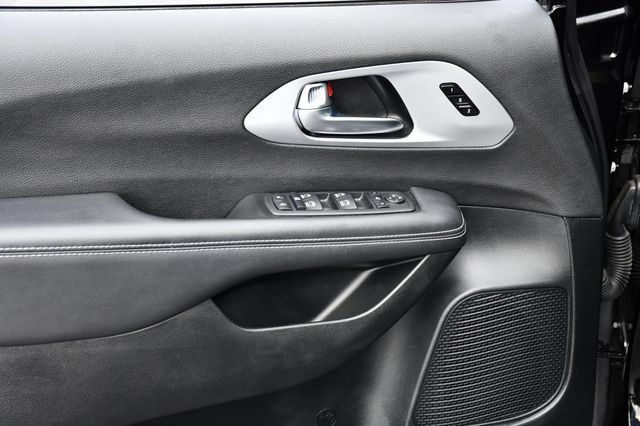 Used 2025 Chrysler Pacifica Limited FWD image 29