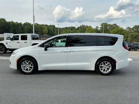 Used 2024 Chrysler Pacifica Touring-L FWD image 2